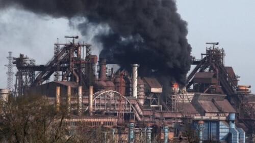 ООН підтверджує евакуацію частини цивільних з "Азовсталі", Київ каже, що на заводі лишається кількасот людей, зокрема, 20 дітей