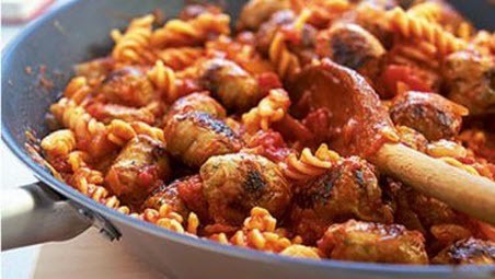 Бабусині страви: "Смажені ковбаски з макаронами"